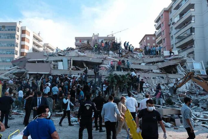 shutterstock_1845063010-2 Rescue workers and civilians on collapsed building after earthquake